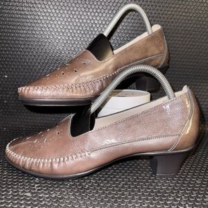 SAS Sonyo Bronze Patent Leather Laser Cut Slip On Low Heel Pumps Womens Size 9W